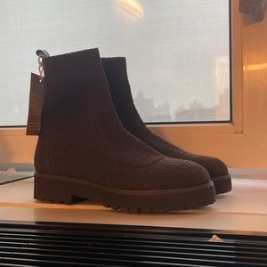 Andre Assous Pisces Featherweight Boots size 7 in brown fleece
